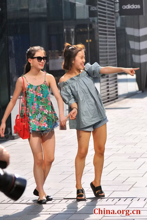 Xu hướng trễ vai được thiết kế rất đa dạng với kiểu có dây đeo hoặc vai trần.