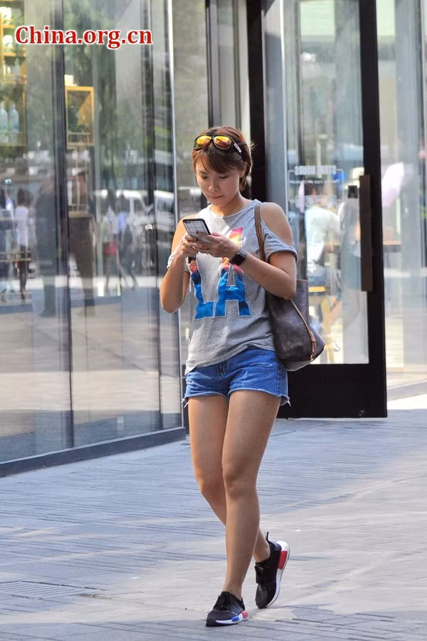 Thiếu nữ trông năng động và cá tính hơn với chiếc áo trễ vai.