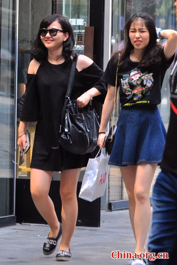 Xu hướng thời trang trễ vai giúp chị em cảm thấy mát mẻ hơn trong những ngày hè.