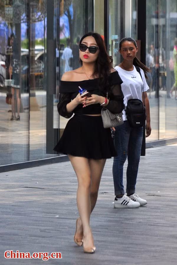  Cô gái nổi bật trên đường phố với chiếc đầm trễ vai màu đen.