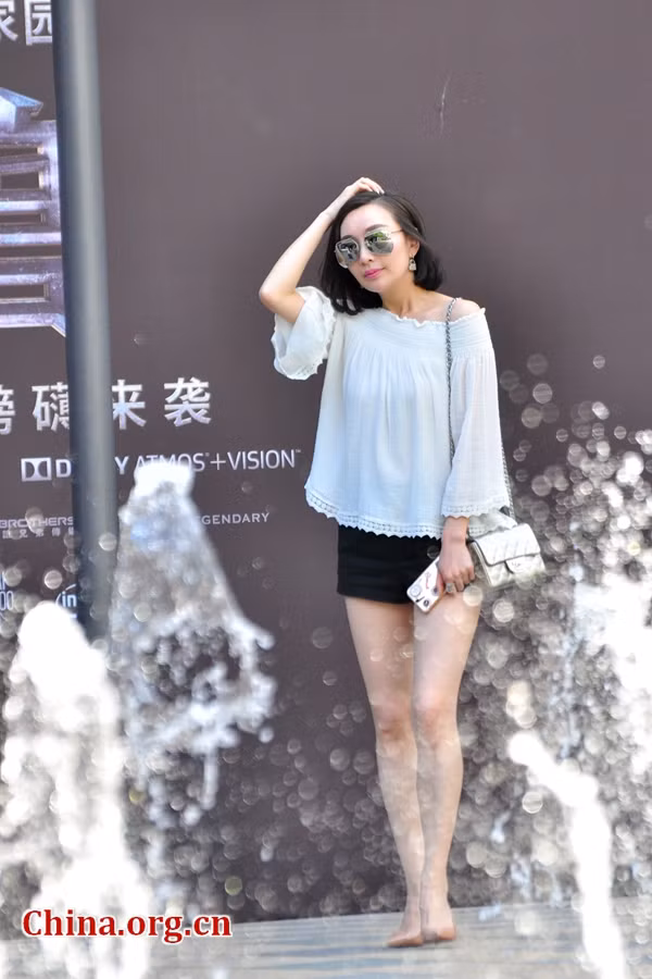 Cô gái khoe bờ vai gợi cảm với chiếc áo được thiết kế theo xu hướng trễ vai.