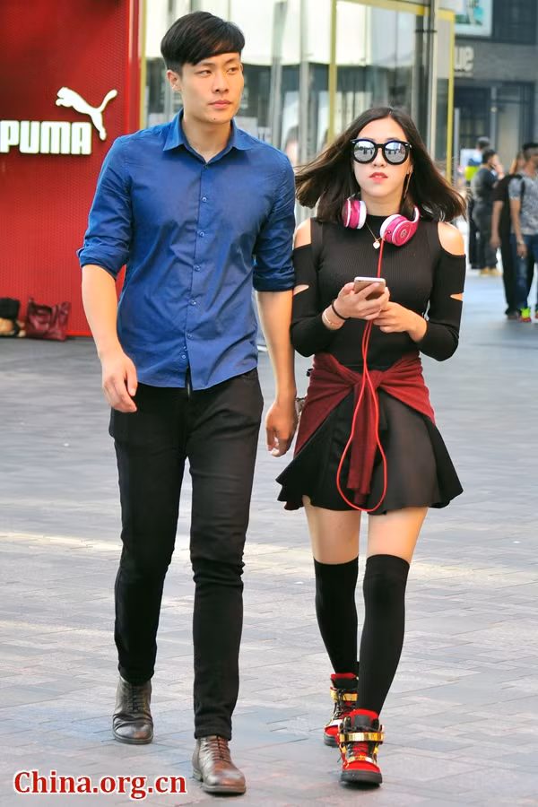 Cô gái mặc chiếc váy ngắn được thiết kế phá cách ở phần vai.