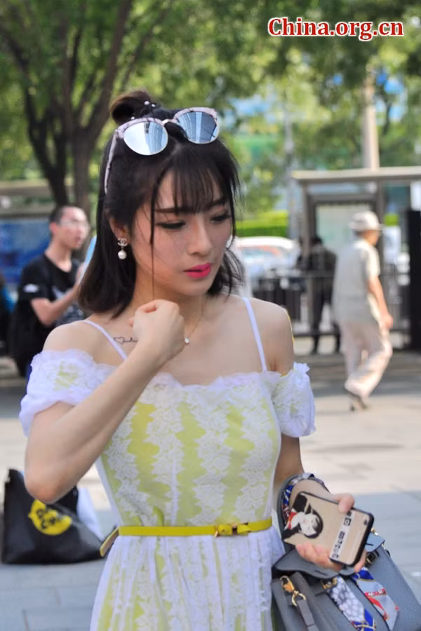 Xu hướng váy trễ vai đang gây sốt trong giới trẻ Trung Quốc vào mùa hè năm nay.