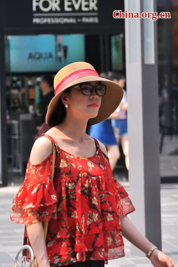 Người phụ nữ tự tin dạo phố với chiếc áo bồng trễ vai rất phong cách.