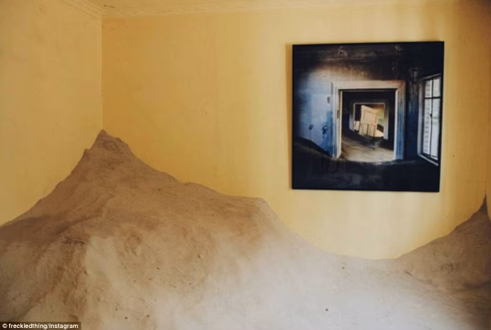 Nơi đây cũng đã từng được sử dụng làm bối cảnh trong nhiều bộ phim truyền hình và phim điện ảnh như bộ phim “The King is alive” năm 2000. (Nguồn: Daily Mail)