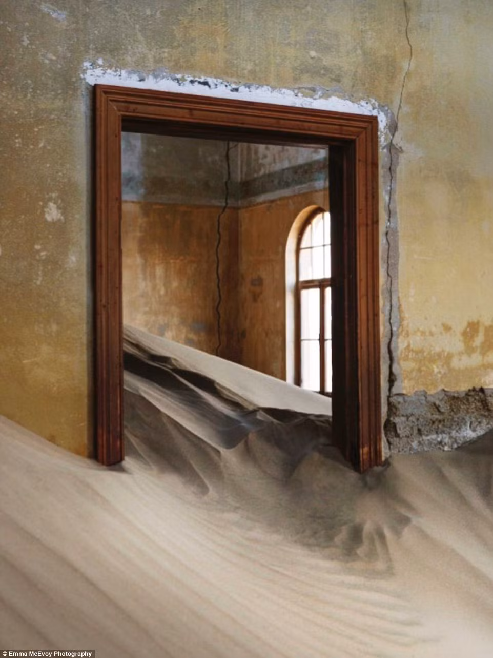 Hiện tại, nhiều khách du lịch và nhiếp ảnh gia đổ xô đến đây để xem cảnh tượng tan hoang ấn tượng tại thị trấn Kolmanskop. (Nguồn: Daily Mail)