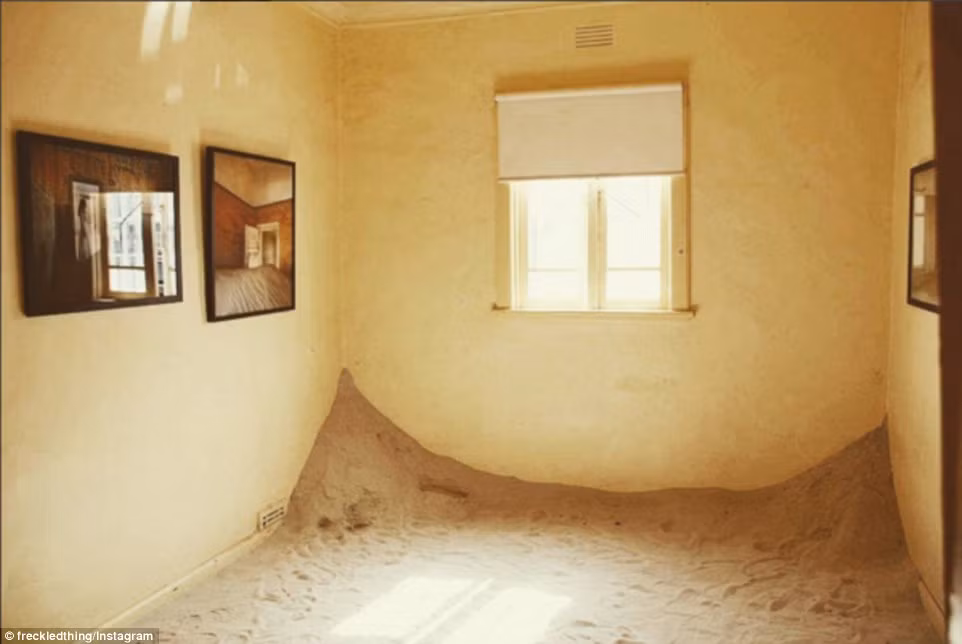 Khi tới triểm lãm này, khách tham quan có cảm giác như được đặt chân trực tiếp tới thị trấn ma Kolmanskop ở Namibia. (Nguồn: Daily Mail)