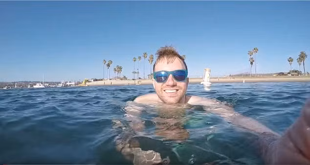 Tony Amicangelo (ảnh), một nhiếp ảnh gia du lịch, đã mạo hiểm xuống nước để bơi cùng hàng nghìn con sứa và chụp ảnh chúng. (Nguồn: Daily Mail)