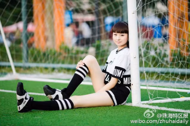 Với đôi chân dài khác thường, Shi cũng tham gia trình diễn thời trang và học múa hiện đại. Trong nhiều năm qua, cô bé đã dành được nhiều giải thưởng với tài năng của mình.