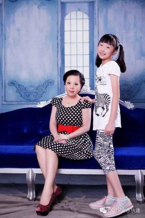 Shi chụp ảnh cùng với mẹ của cô bé.