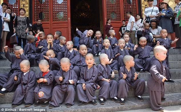 Các cậu bé tham gia cuộc thi được trải nghiệm cuộc sống và thưởng thức những món ăn chay trong chùa.