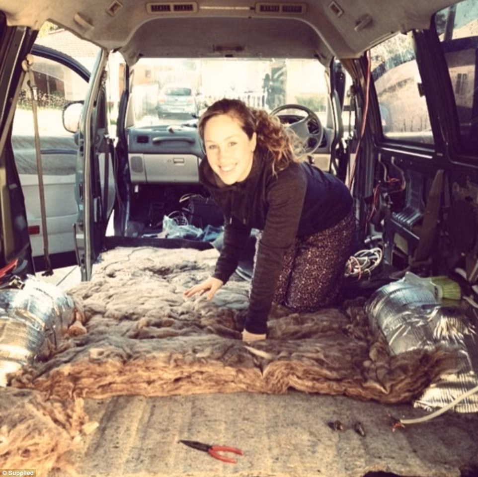 Chiếc xe có không gian bên trong rộng bằng một chiếc giường đôi, đủ chỗ cho 4 người ngủ.