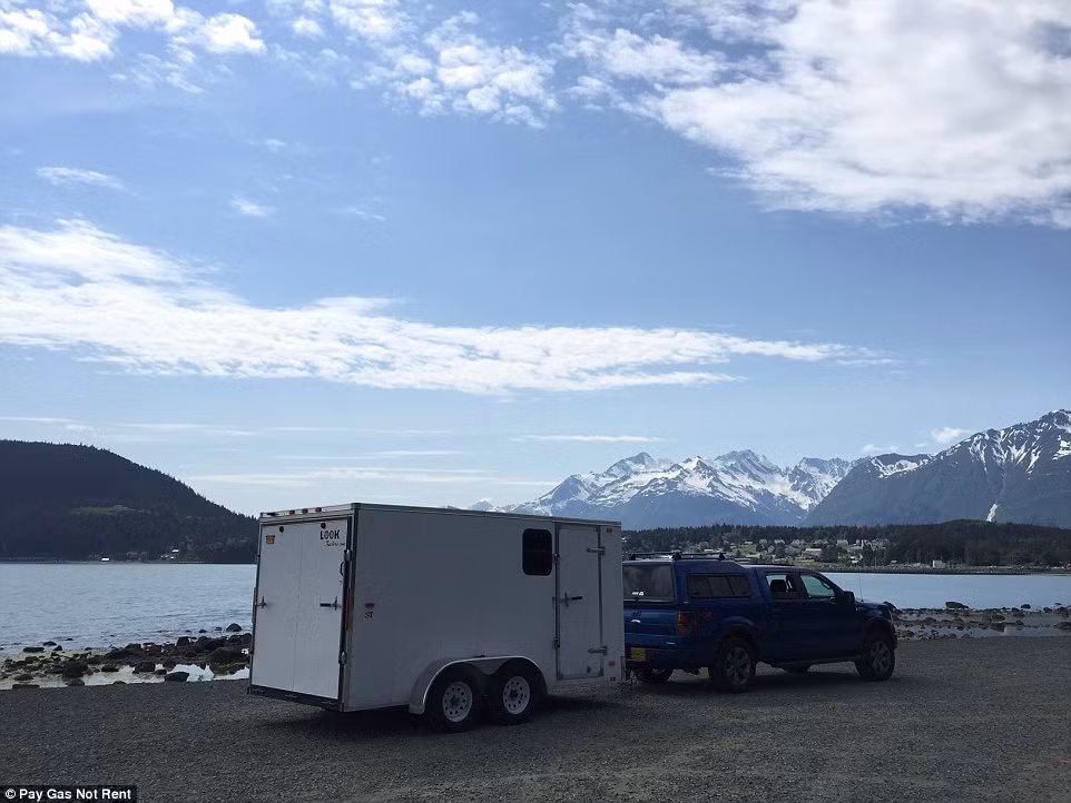 Bằng việc duy trì cuộc sống ở mức vừa đủ, cặp đôi Kelly và Curtiss đã hoàn thành được mơ ước cùng nhau đi khắp nước Mỹ.