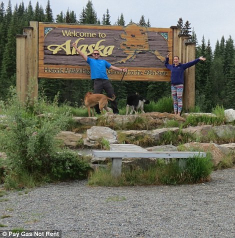 Bộ tứ chụp ảnh kỷ niệm khi đặt chân tới bang Alaska.