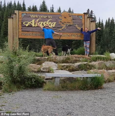 Bộ tứ chụp ảnh kỷ niệm khi đặt chân tới bang Alaska.