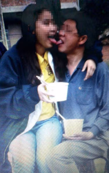 Sau khi tìm hiểu, cư dân mạng xác định người đàn ông trong bức ảnh là Phó giáo sư tên Fu và nữ sinh viên được ông giảng dạy tại một trường cao đẳng ở thành phố Chiêu Thông, Trung Quốc.