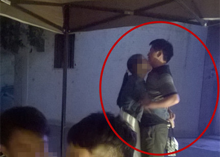 Ảnh phó giáo sư thân mật với nữ sinh gây phẫn nộ Anh pho giao su than mat voi nu sinh gay phan no