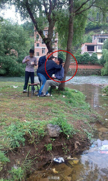 Trường cao đẳng nơi ông Fu làm việc cho biết họ đang tiến hành điều tra, trong khi cơ quan giáo dục địa phương nói rằng họ chưa biết về vụ việc gây xôn xao này.