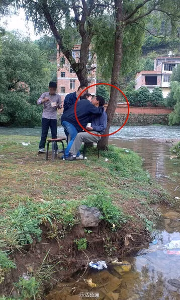 Trường cao đẳng nơi ông Fu làm việc cho biết họ đang tiến hành điều tra, trong khi cơ quan giáo dục địa phương nói rằng họ chưa biết về vụ việc gây xôn xao này.