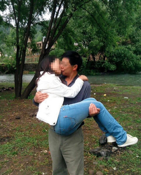 Sau khi những hình ảnh vị phó giáo sư "thân mật" với nữ sinh được đăng tải lên mạng, nhiều người đã gọi ông Fu là kẻ đạo đức giả trong khi một số người tỏ ra hoài nghi về tính xác thực của câu chuyện.