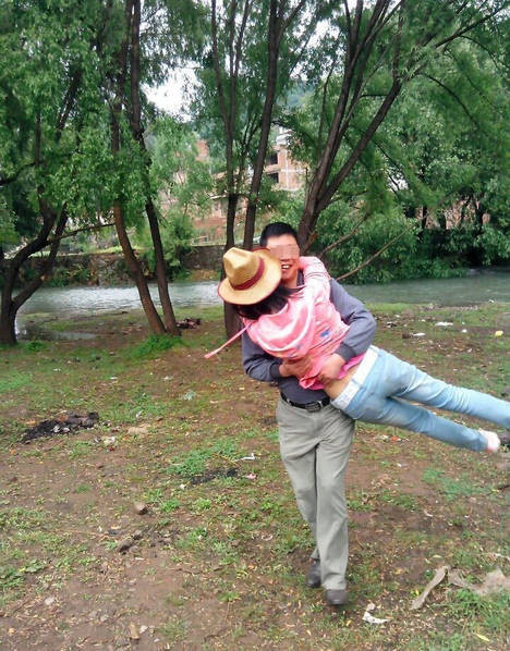 Ông Fu bị cáo buộc có nhiều hành động không đúng đắn bao gồm quan hệ tình cảm với một nữ sinh, tiết lộ đề thi và bắt nạt sinh viên.