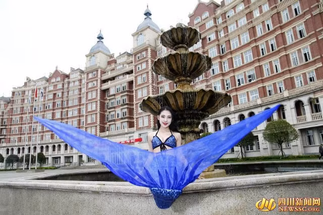 Li Jia tạo dáng bên đài phun nước.