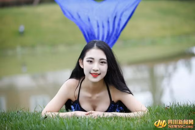 Khuôn mặt xinh xắn của “nàng tiên cá” Li Jia khiến cư dân mạng quan tâm hơn ngày Nước thế giới.