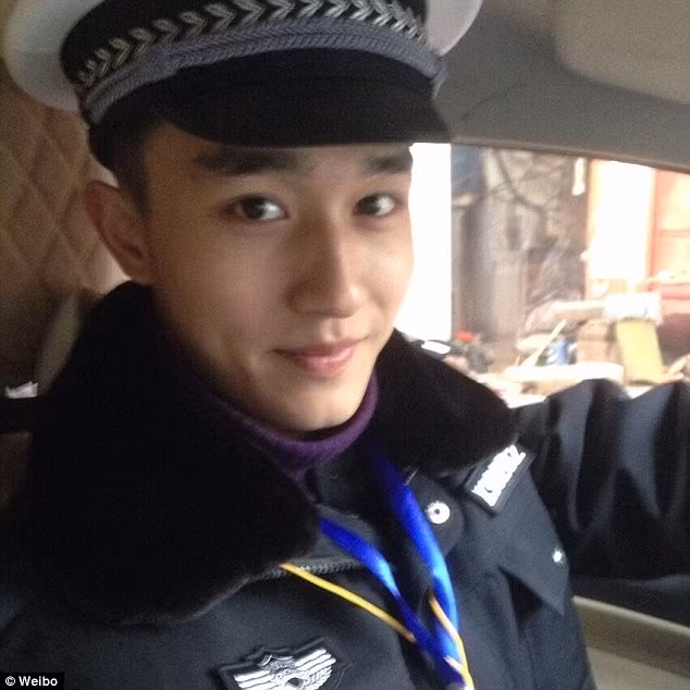 Ảnh của nhóm cảnh sát đẹp trai đã thu hút được hơn 10 triệu lượt thích và 2.000 bình luận trên mạng xã hội Weibo.