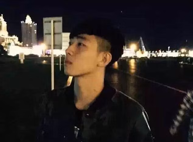 Chàng trai 21 tuổi thích ca hát và đã từng tham gia chương trình truyền hình thức tế The Voice tại Trung Quốc.