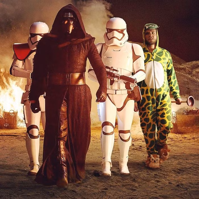 Chàng trai vui tính đồng hành cùng các nhân vật trong bộ phim Chiến tranh giữa các vì sao.