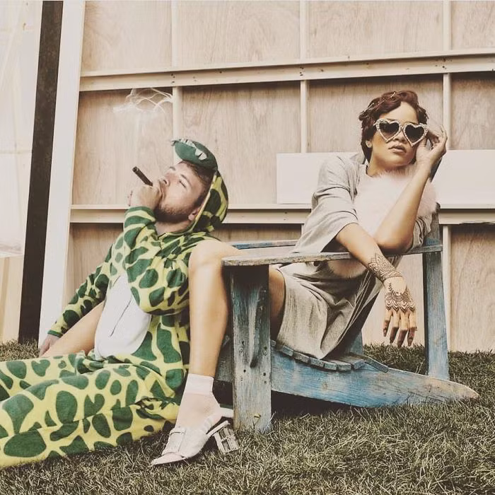 Tạo dáng cực ngầu bên cạnh Rihana.