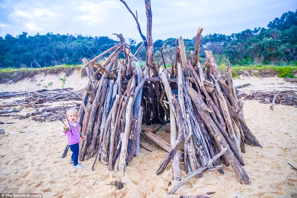 Marli cùng bố mẹ khám phá phong cảnh Australia từ khi còn rất nhỏ.