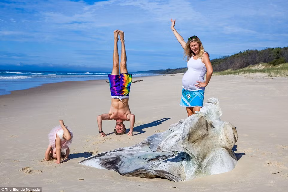 Bức ảnh chụp gia đình nhà Morris trên một bãi biển từ khi đứa con thứ hai của họ vẫn còn trong bụng mẹ.