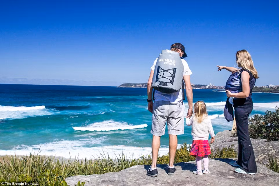 Vợ chồng Rob và Tracy Morris đi phượt khắp Australia cùng hai đứa con nhỏ Marli, 2 tuổi, và Ziggy, 5 tháng tuổi.