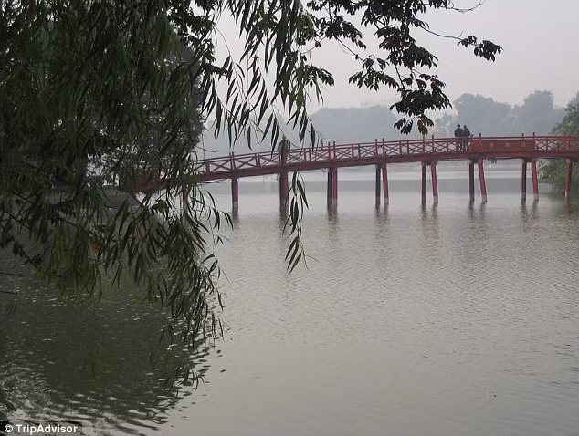 8. Thành phố Hà Nội cũng được đánh giá là một trong những địa điểm du lịch hấp dẫn năm 2016.