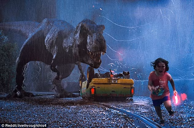 Một cư dân mạng đã ghép ảnh cô bé đang chạy vào khung cảnh trong phim Công viên quỷ Jura.