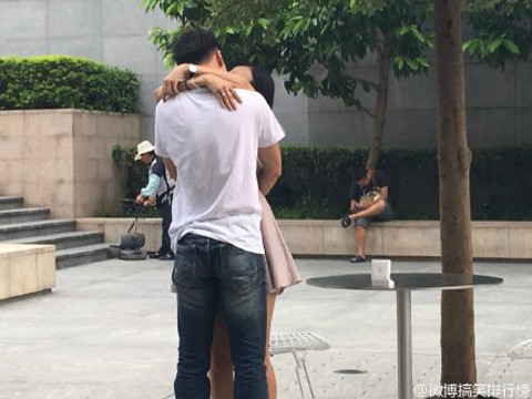 Theo Apple Daily, cặp đôi này vừa tốt nghiệp đại học và họ đã yêu nhau suốt 7 năm qua. Cả hai đều không có nhiều tiền và cô gái đã sử dụng chiếc điện thoại nội địa đời cũ, nên bạn trai đã đã hứa tiết kiệm để mua cho cô một chiếc iPhone 7. Nhưng cuối cùng anh đã đổi ý và mua tặng bạn gái một món quà ý nghĩa hơn.