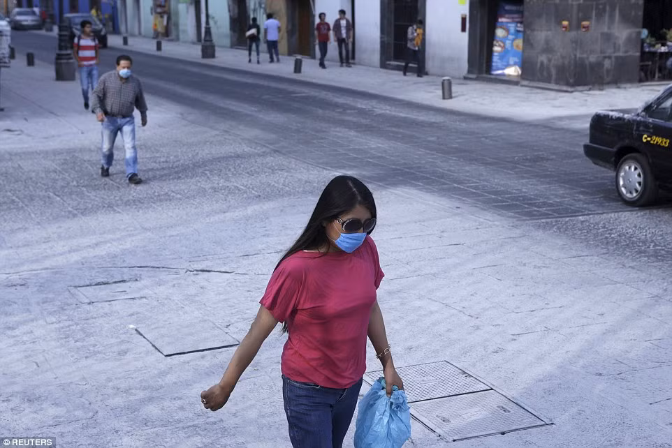 Lớp tro bụi núi lửa phủ trắng một khu phố thương mại ở Puebla, Mexico. (Nguồn: Daily Mail)