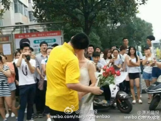 “Tôi có thể tìm được giáo viên tốt như vậy ở đâu?”, một cư dân mạng viết, trong khi một thành viên khác bình luận: “Chàng trai ơi, tôi ghen tị với anh”.