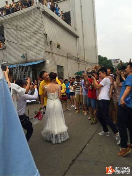 Các sinh viên tại trường Đại học Khoa học và Nghệ thuật Hồ Nam cho biết hai người quen nhau đã lâu và nữ giảng viên mất nhiều thời gian để chuẩn bị cho màn cầu hôn này.