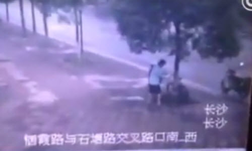 Phẫn nộ thanh niên... cưa cây trộm xe đạp trên vỉa hè Phan no thanh nien... cua cay trom xe dap tren via he