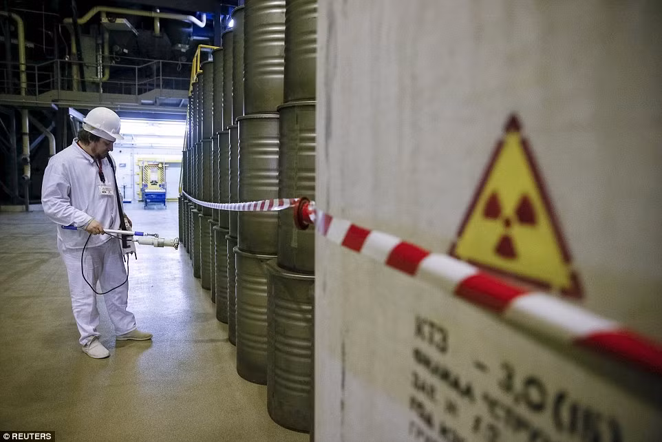 Công nhân đo phóng xạ tại khu xử lý chất thải phóng xạ của nhà máy điện hạt nhân Chernobyl.