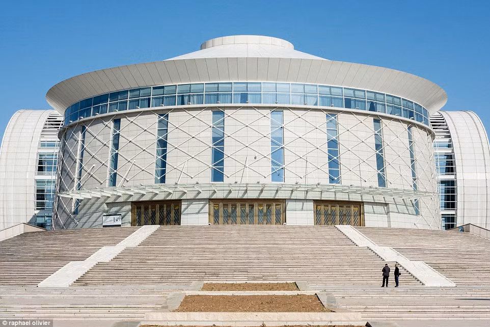 Chỉ khoảng 100.000 cư dân sông tại thành phố Ordos và rất hiếm du khách tới tham quan khu vực này. (Nguồn: Daily Mail)