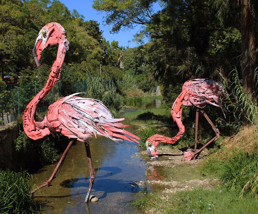 Với hai con chim hồng hạc này, một lượng sắt phế thải đã được tái chế hiệu quả.