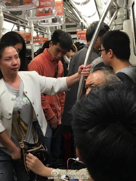 Trai đẹp bị bắt quả tang chụp trộm vùng kín phụ nữ - Hình 2 Trai dep bi bat qua tang chup trom vung kin phu nu-Hinh-2