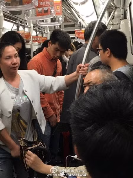 Trai đẹp bị bắt quả tang chụp trộm vùng kín phụ nữ - Hình 2 Trai dep bi bat qua tang chup trom vung kin phu nu-Hinh-2