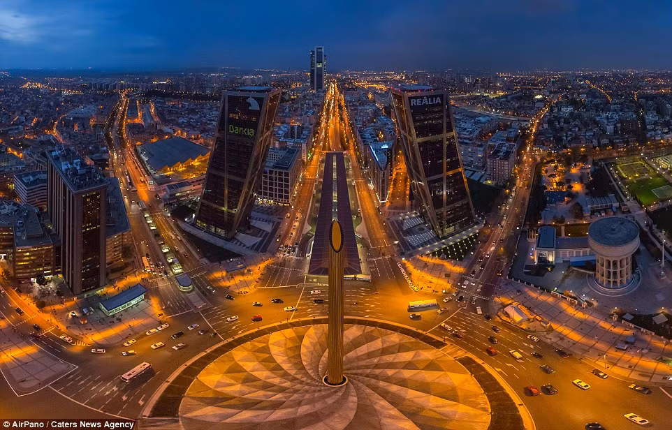 Trung tâm thành phố Madrid ở Tây Ban Nha rực sáng trong đêm. (Nguồn: Daily Mail)