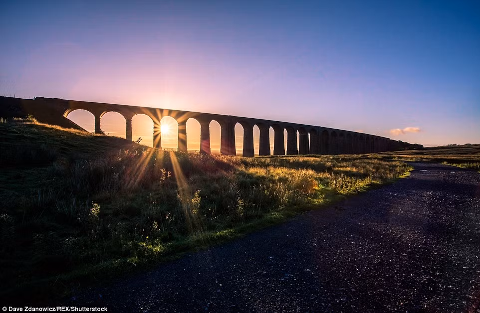 Nắng sớm xuyên qua cây cầu Ribblehead Viaduct nổi tiếng ở Yorkshire. (Nguồn: Daily Mail)