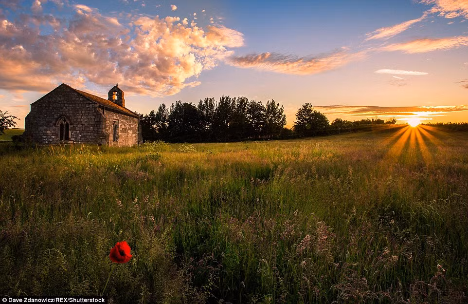 Khoảnh khắc mặt trời lạnh trên một nhà thờ cổ giữa thảo nguyên mênh mông. (Nguồn: Daily Mail)