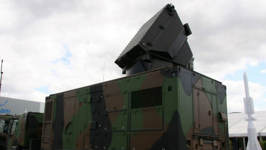 Sức mạnh của SAMP/T nằm ở tên lửa đánh chặn tầm xa nhiên liệu rắn hai tầng Aster-30, trong đó động cơ khởi tốc có chiều dài 2,3 m, trọng lượng 340 kg, thời gian hoạt động 3,5 giây. Sau khi cháy hết, nó bị tách bỏ và động cơ chính được kích hoạt.